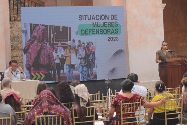 Brenda Guillén, de UDEFEGUA, da a conocer la situación que vivieron las mujeres en 2023, según el informe "Guatemala: entre la democracia y la dictadura, 2023". Foto: José Orozco