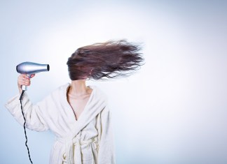 El cabello se puede dañar por el uso constante de secadoras, planchas o tenazas. (Foto La Hora: Ryan McGuire en Pixabay)