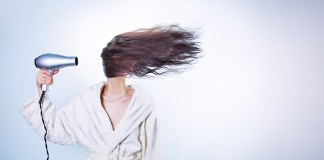 El cabello se puede dañar por el uso constante de secadoras, planchas o tenazas. (Foto La Hora: Ryan McGuire en Pixabay)