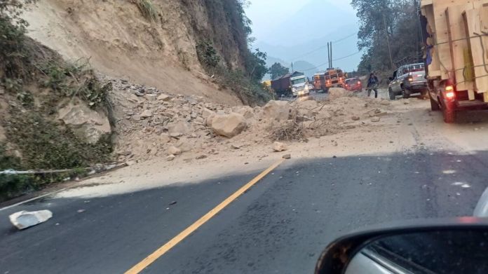 Derrumbes de tierra en la carretera que va de Zunil al Túne, en Quetzaltenango. Foto: Facebook de Bomberos Voluntarios de Quetzaltenango.