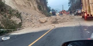 Derrumbes de tierra en la carretera que va de Zunil al Túne, en Quetzaltenango. Foto: Facebook de Bomberos Voluntarios de Quetzaltenango.