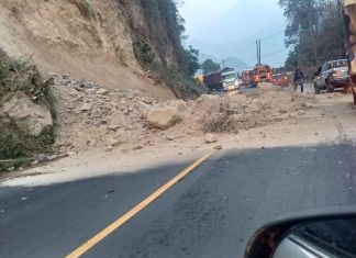 Derrumbes de tierra en la carretera que va de Zunil al Túne, en Quetzaltenango. Foto: Facebook de Bomberos Voluntarios de Quetzaltenango.