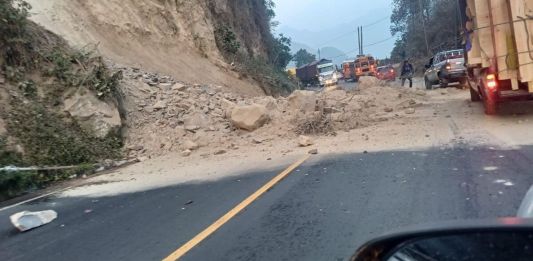 Derrumbes de tierra en la carretera que va de Zunil al Túne, en Quetzaltenango. Foto: Facebook de Bomberos Voluntarios de Quetzaltenango.