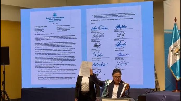 La Fiscal General, María Consuelo Porras, muestra una supuesta carta que le enviaron congresistas de Estados Unidos. Foto: Captura de Pantalla