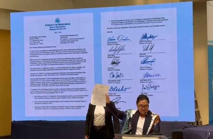La Fiscal General, María Consuelo Porras, muestra una supuesta carta que le enviaron congresistas de Estados Unidos. Foto: Captura de Pantalla