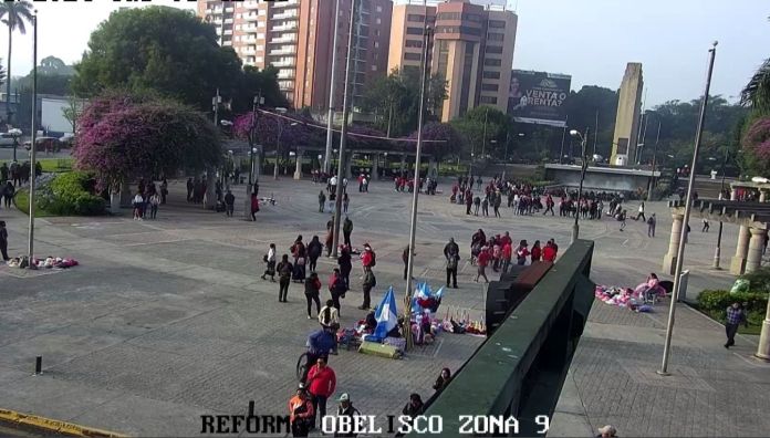 Salubristas se concentran en la plaza El Obelisco. Foto: Captura de pantalla, vía Amílcar Montejo