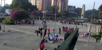 Salubristas se concentran en la plaza El Obelisco. Foto: Captura de pantalla, vía Amílcar Montejo