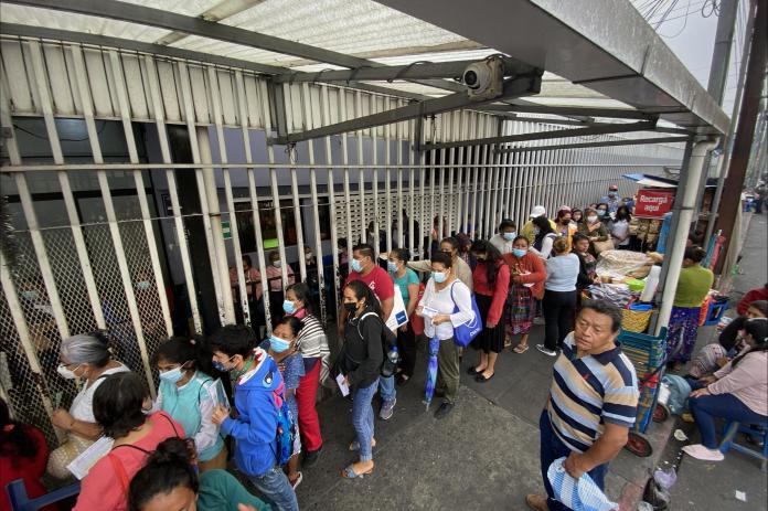 Varios pacientes del Hospital General San Juan de Dios esperan ser atendidos. Foto: José Orozco