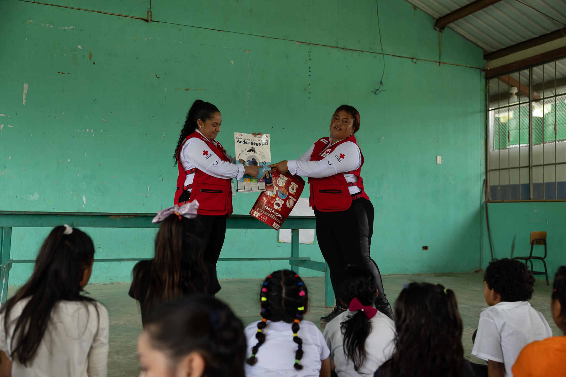 Estudiantes de la escuela primaria de la aldea Jimerios, en el extremo noroeste de Guatemala, a pocos kilómetros de la frontera con Honduras, asisten a una charla sobre prevención del dengue. Esta región de Guatemala es una de las más afectadas por la epidemia de dengue de los últimos tres años . EFE/David Toro