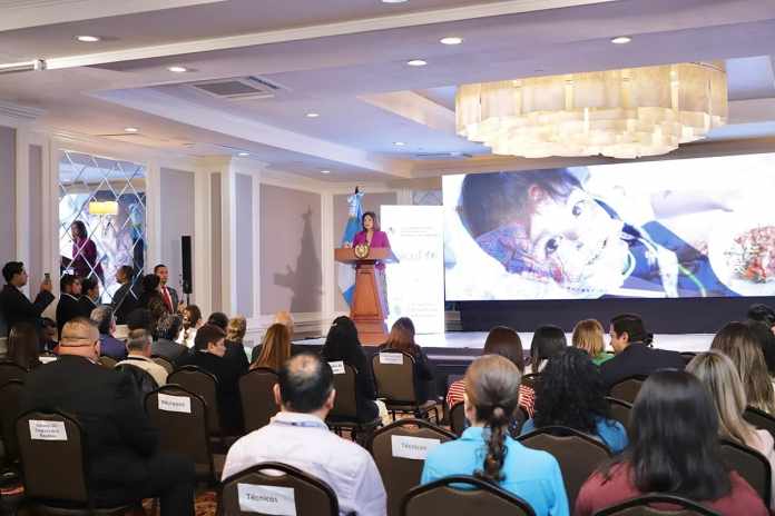 La vicepresidenta indicó que el problema de la malnutrición debe abordarse de manera integral para garantizar una buena calidad de vida a los guatemaltecos. Foto: Cortesía de la Vicepresidencia.