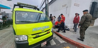 En la esquina de la 4a avenida de la zona 1, quedó tendida la persona atacada a tiros por desconocidos. Foto: Bomberos Municipales/La Hora