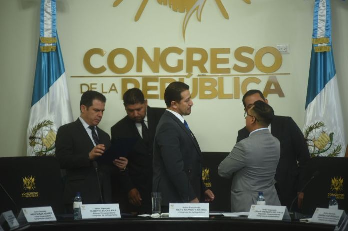 La última sesión de la instancia de jefes de bloque del primer período ordinario de sesiones fue suspendida, debido a que no se contaba con el quórum necesario. El Congreso de la República entrará en receso. Foto: Fabricio Alonzo