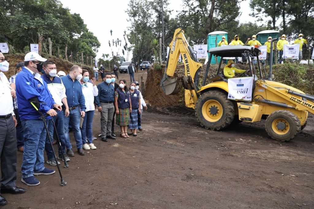 El exdiputado Ubico acompañó a Giammattei y supervisaron trabajos de mejoramiento de carretera. Foto: Flickr Gobierno de Guatemala/La Hora