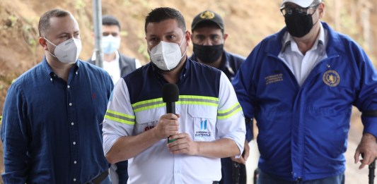 En la foto correspondiente a 2020, a la izquiera el exdiputado Jose Ubico y a la derecha el expresidente Alejandro GIammattei. Foto: Flickr Gobierno de Guatemala/La Hora