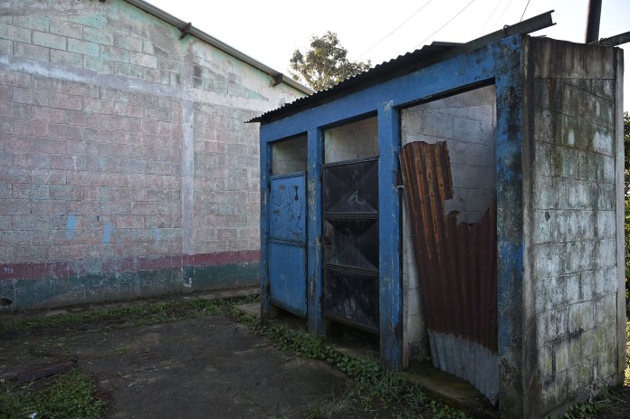 Miles de Escuelas reportan carencias en diversos aspectos. En la imagen los servicios sanitarios de una escuela en Alta Verapaz.