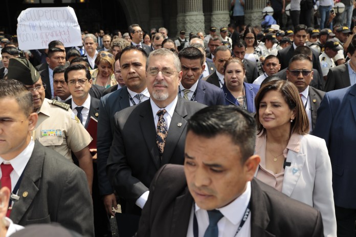 Bernardo Arévalo y Karin Herrera, presidente y vicepresidenta de Guatemala, respectivamente, mientras caminan desde el Palacio Nacional de la Cultura al Congreso de la República. Foto: Gobierno de Guatemala