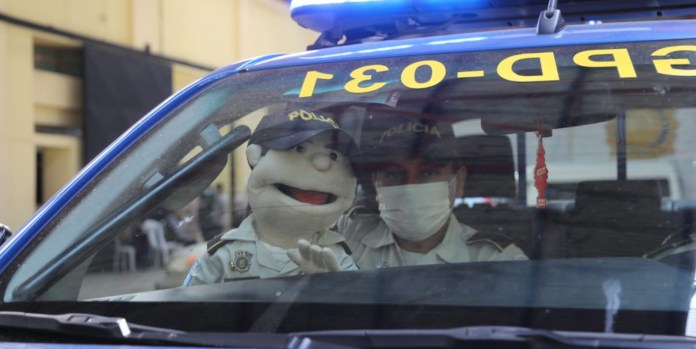 LESH junto a un agente de la Policía Nacional Civil (PNC), dentro de un autopatrulla de la institución. Foto: PNC