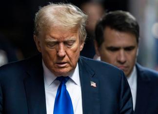 El expresidente estadounidense Donald Trump llega al juzgado mientras el jurado de su juicio penal está programado para continuar las deliberaciones en la Corte Suprema del Estado de Nueva York en Nueva York, EE.UU. EFE/Justin Lane