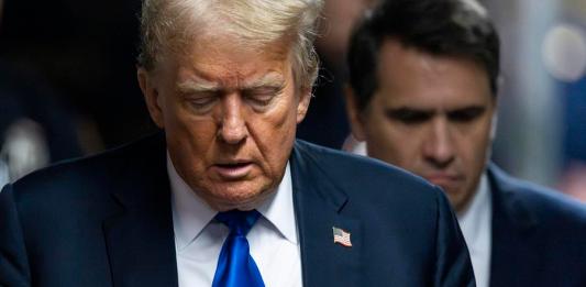 El expresidente estadounidense Donald Trump llega al juzgado mientras el jurado de su juicio penal está programado para continuar las deliberaciones en la Corte Suprema del Estado de Nueva York en Nueva York, EE.UU. EFE/Justin Lane