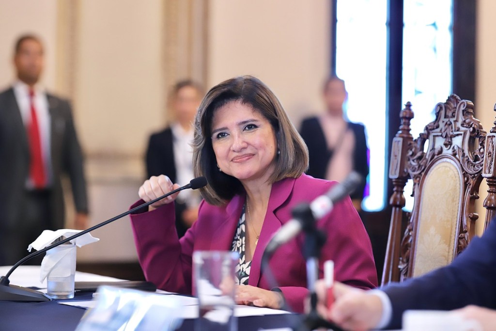 La vicepresidenta Karin Herrera se refiriÃ³ al tema del Caso Toma Usac. Foto: CortesÃ­a de la Vicepresidencia.