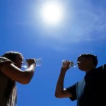 Personas tratan de protegerse del calor. Foto La Hora/AP