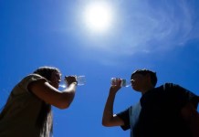 Personas tratan de protegerse del calor. Foto La Hora/AP