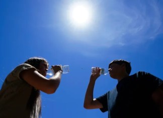 Personas tratan de protegerse del calor. Foto La Hora/AP