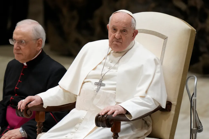 El papa Francisco durante su audiencia semanal en el salón Pablo VI. Foto: Andrew Medichini / AP.