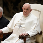 El papa Francisco durmió bien, se levantó de la cama y desayunó el miércoles, informó el Vaticano, Foto La Hora: AP