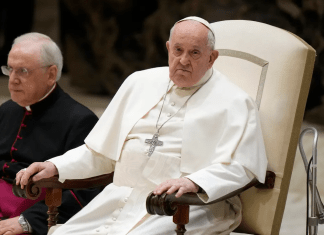 El papa Francisco durmió bien, se levantó de la cama y desayunó el miércoles, informó el Vaticano, Foto La Hora: AP