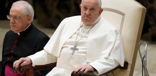 El papa Francisco durmió bien, se levantó de la cama y desayunó el miércoles, informó el Vaticano, Foto La Hora: AP