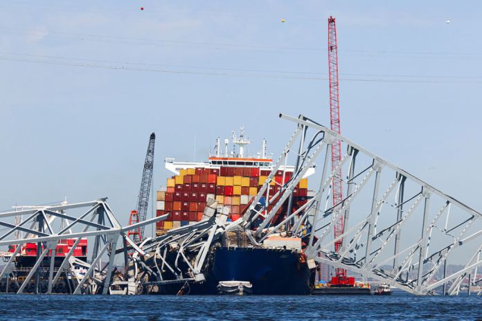 El puente Francis Scott Key, derrumbado, yace sobre el portacontenedores Dali. (AP Foto/Julia Nikhinson)