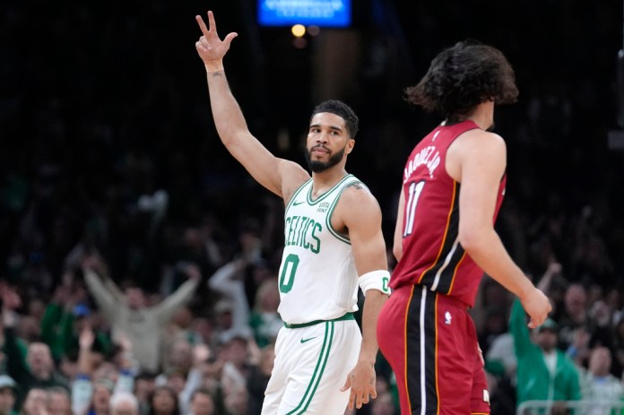 El alero de los Celtics de Boston Jayson Tatum primera ronda de postemporada de la NBA, el domingo 21 de abril de 2024, en Boston. (AP Foto/Steven Senne)