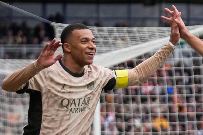 Kylian Mbappé del PSG celebra marcar el segundo gol de su equipo durante el partido de fútbol de la Liga Francesa Uno entre Lorient y Paris Saint-Germain en el estadio Moustoir en Lorient, Bretaña, oeste de Francia, el miércoles 24 de abril de 2024. (Foto AP/Michel Euler)