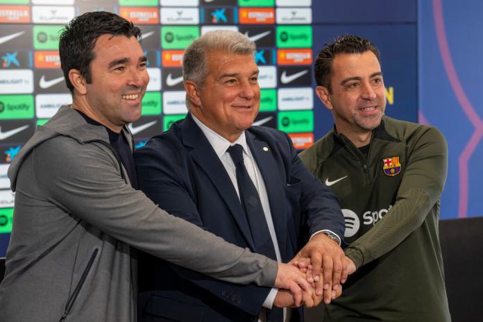 El técnico del Barcelona Xavi Hernández, el presidente Joan Laporta y el director deportivo Deco. (AP Foto/Emilio Morenatti)