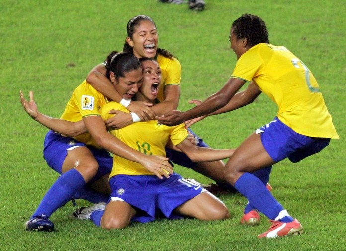 La delantera brasileña Marta (centro) celebra tras marcar un gol ante Estados Unidos en las semifinales del Mundial femenino en Hangzhou, China. (AP Foto/Greg Baker)