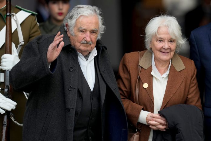 El expresidente de Uruguay José Mujica, a la izquierda, y su esposa Lucía Topolansky. (AP Foto/Esteban Félix, Archivo)