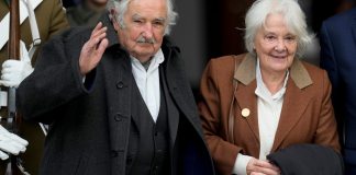 El expresidente de Uruguay José Mujica, a la izquierda, y su esposa Lucía Topolansky. (AP Foto/Esteban Félix, Archivo)