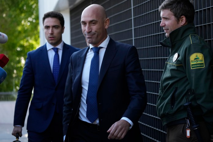 Luis Rubiales, expresidente de la Federación Española de fútbol, se apersona a a Audiencia Nacional en Madrid, el lunes 29 de abril de 2024. (AP Foto/Bernat Armangue)