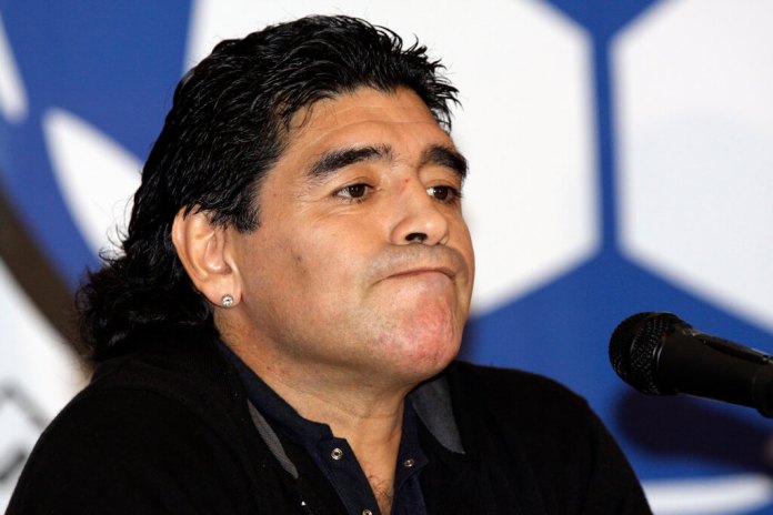 El entonces técnico de Argentina Diego Maradona en una conferencia de prensa en Caracas, Venezuela. (AP Foto/Carlos Hernández)