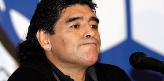 El entonces técnico de Argentina Diego Maradona en una conferencia de prensa en Caracas, Venezuela. (AP Foto/Carlos Hernández)