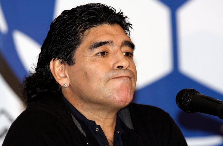 El entonces técnico de Argentina Diego Maradona en una conferencia de prensa en Caracas, Venezuela. (AP Foto/Carlos Hernández)