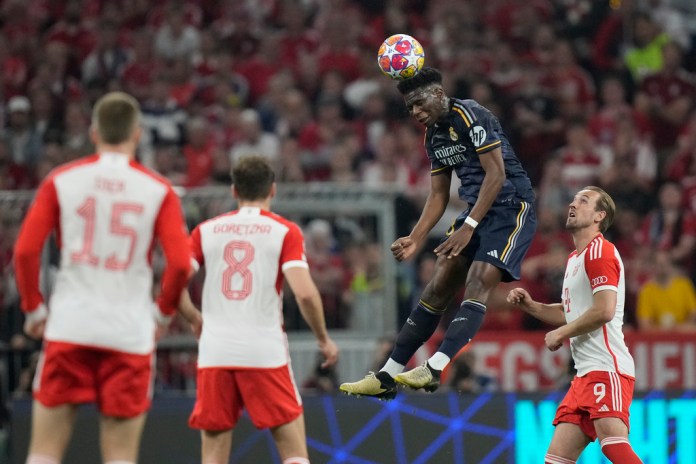 Aurelien Tchouameni, segundo a la derecha, del Real Madrid, 30 de abril de 2024. ( Foto AP/Matthias Schrader)