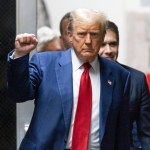 El expresidente Donald Trump regresa al tribunal tras un descanso para almorzar. (Justin Lane/Pool Photo vía AP)