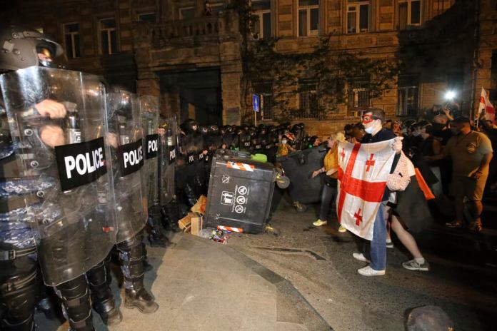 Policías antimotines impiden el paso de manifestantes reunidos para protestar contra "la ley rusa" en Tiflis, Georgia. (AP Foto/Zurab Tsertsvadze)