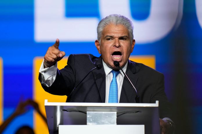 José Raúl Mulino, candidato presidencial de Realizando Metas, se dirige a sus simpatizantes. (AP Foto/Matías Delacroix)