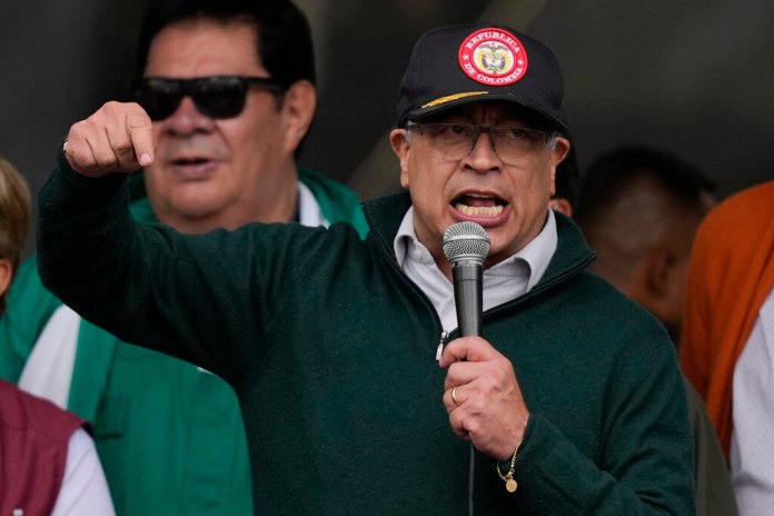 El presidente colombiano Gustavo Petro habla en la marcha del Día Internacional de los Trabajadores en Bogotá. (Foto AP/Fernando Vergara)