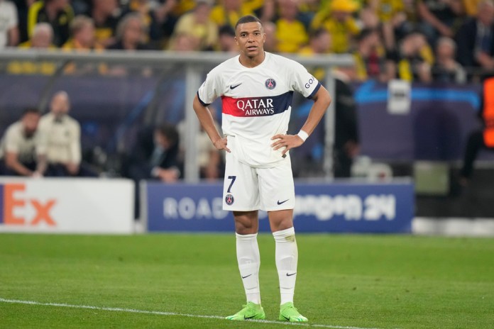 Kylian Mbappé del PSG reacciona durante el partido de ida de la semifinal de la Liga de Campeones entre Borussia Dortmund y Paris Saint-Germain en el estadio Signal-Iduna Park en Dortmund, Alemania, el miércoles 1 de mayo de 2024. (Foto AP/Matthias Schrader)