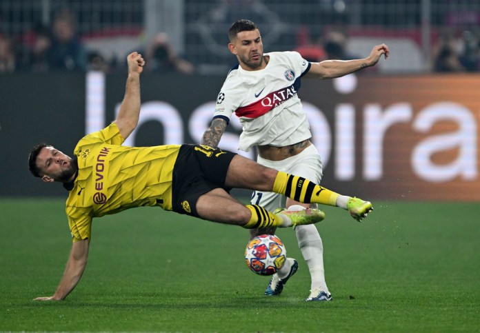 Niclas Fullkrug, del Borussia Dortmund, disputa un balón con Lucas Hernández, del París Saint Germain, en la ida de las semifinales de la Liga de Campeones, el miércoles 1 de mayo de 2024 (Federico Gambarini/dpa via AP)
