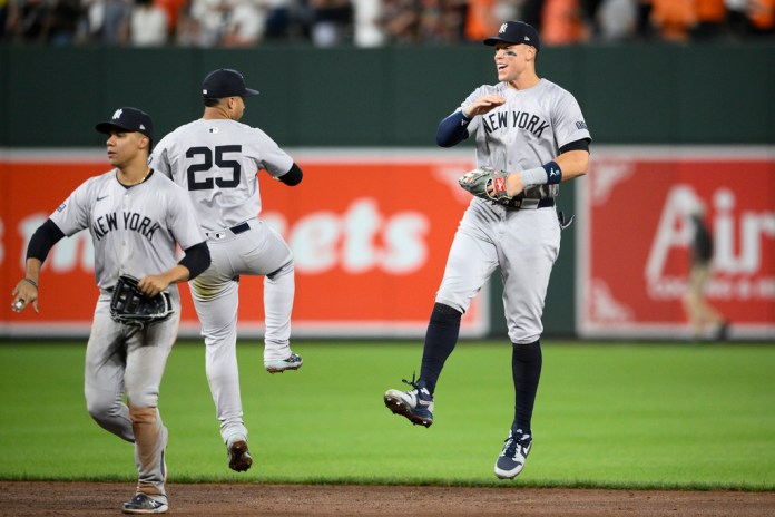 Aaron Judge, derecha, Gleyber Torres (25) y Juan Soto, de los Yankees de Nueva York, celebran después de un partido de béisbol contra los Orioles de Baltimore, el miércoles 1 de mayo de 2024, en Baltimore. Los Yankees ganaron 2-0. (Foto AP/Nick Wass)